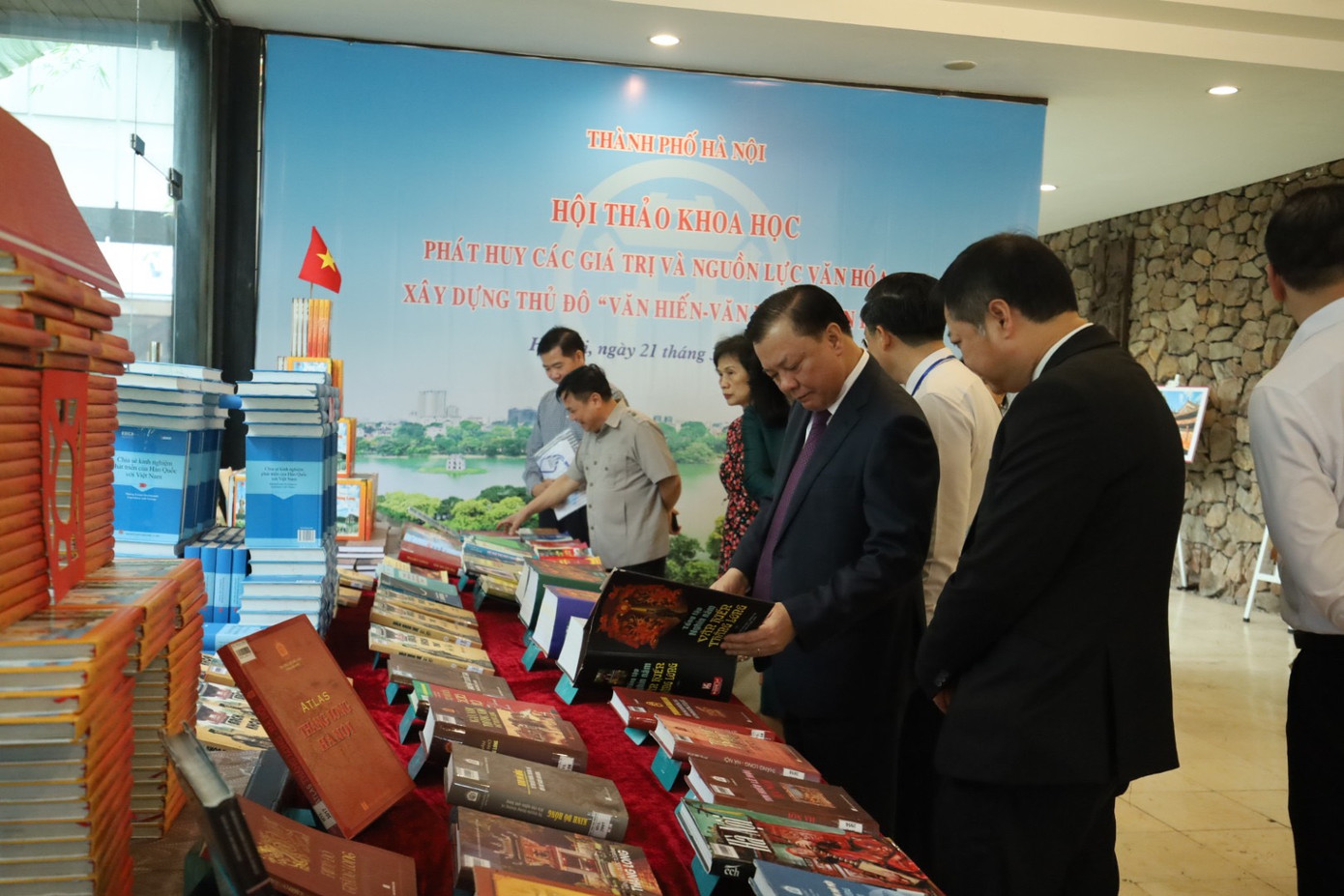 Ngày 21/3, trong khuôn khổ Hội thảo khoa học Phát huy các giá trị và nguồn lực văn hóa xây dựng Thủ đô Văn hiến - Văn minh - Hiện đại, ban tổ chức ra mắt không gian trưng bày các giá trị, sản phẩm văn hóa tiêu biểu của Thăng Long - Hà Nội. Ủy viên Bộ Chính trị, Bí thư Thành ủy Hà Nội Đinh Tiến Dũng tham quan gian trưng bày.