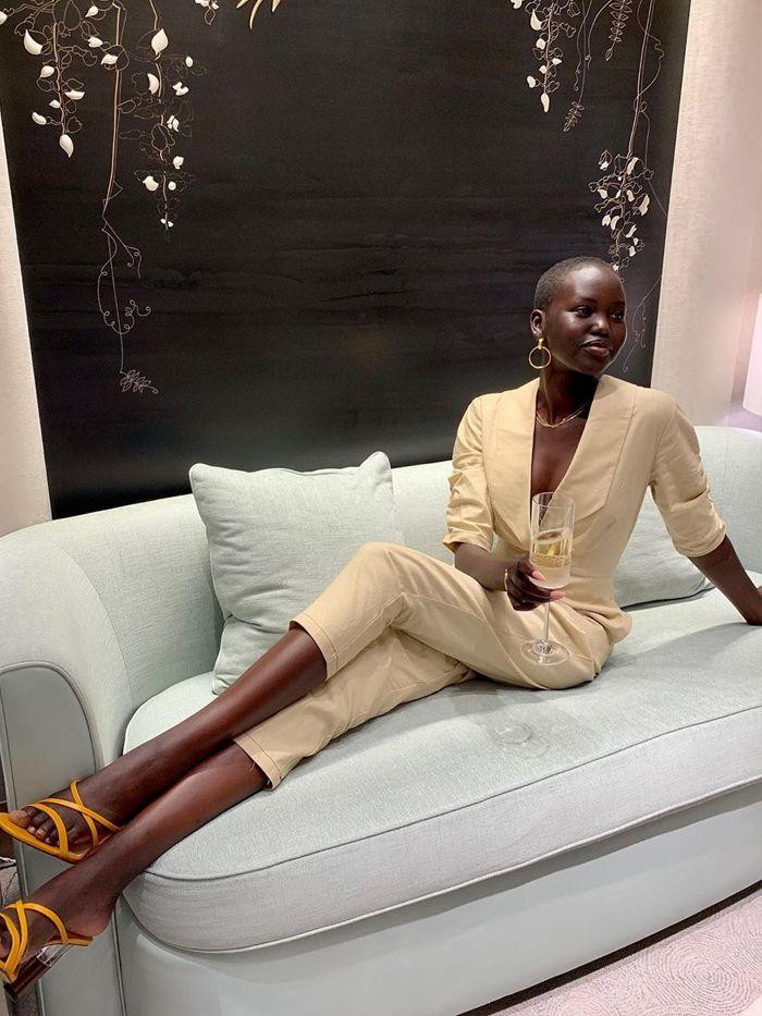 Sau khi nổi tiếng, Adut Akech từng chia sẻ cô luôn ghi nhớ mình là một đứa trẻ tị nạn, kể cả khi có thu nhập &quot;khủng&quot; và chỗ đứng nhất định trong làng mốt.