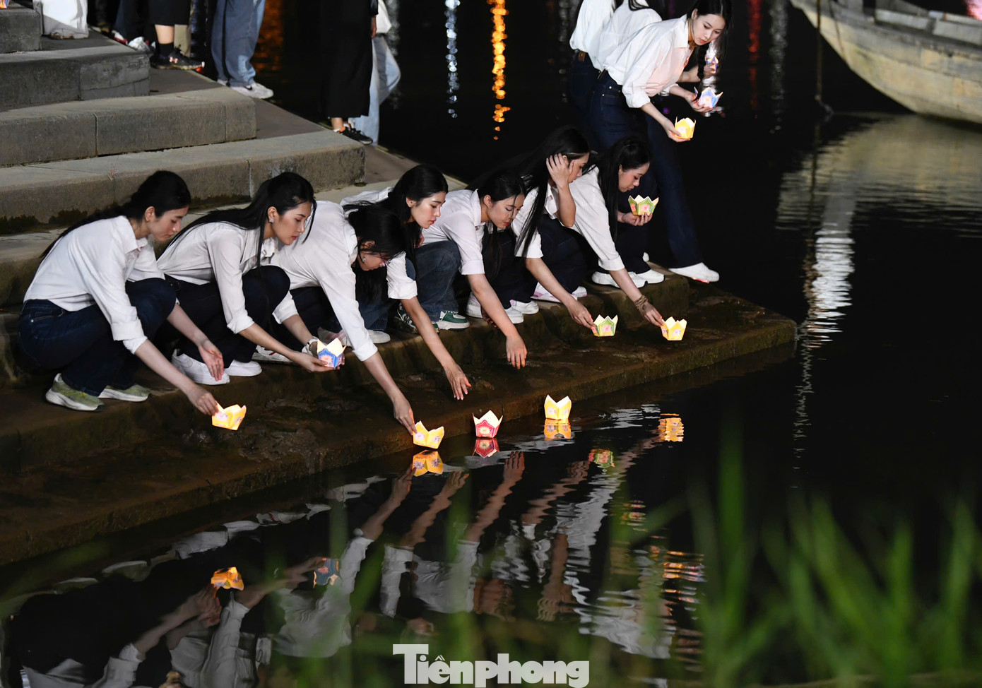 Các thí sinh Hoa hậu Việt Nam 2024 thả hoa đăng bên dòng Thạch Hãn, ghi nhớ công ơn của thế hệ cha ông.