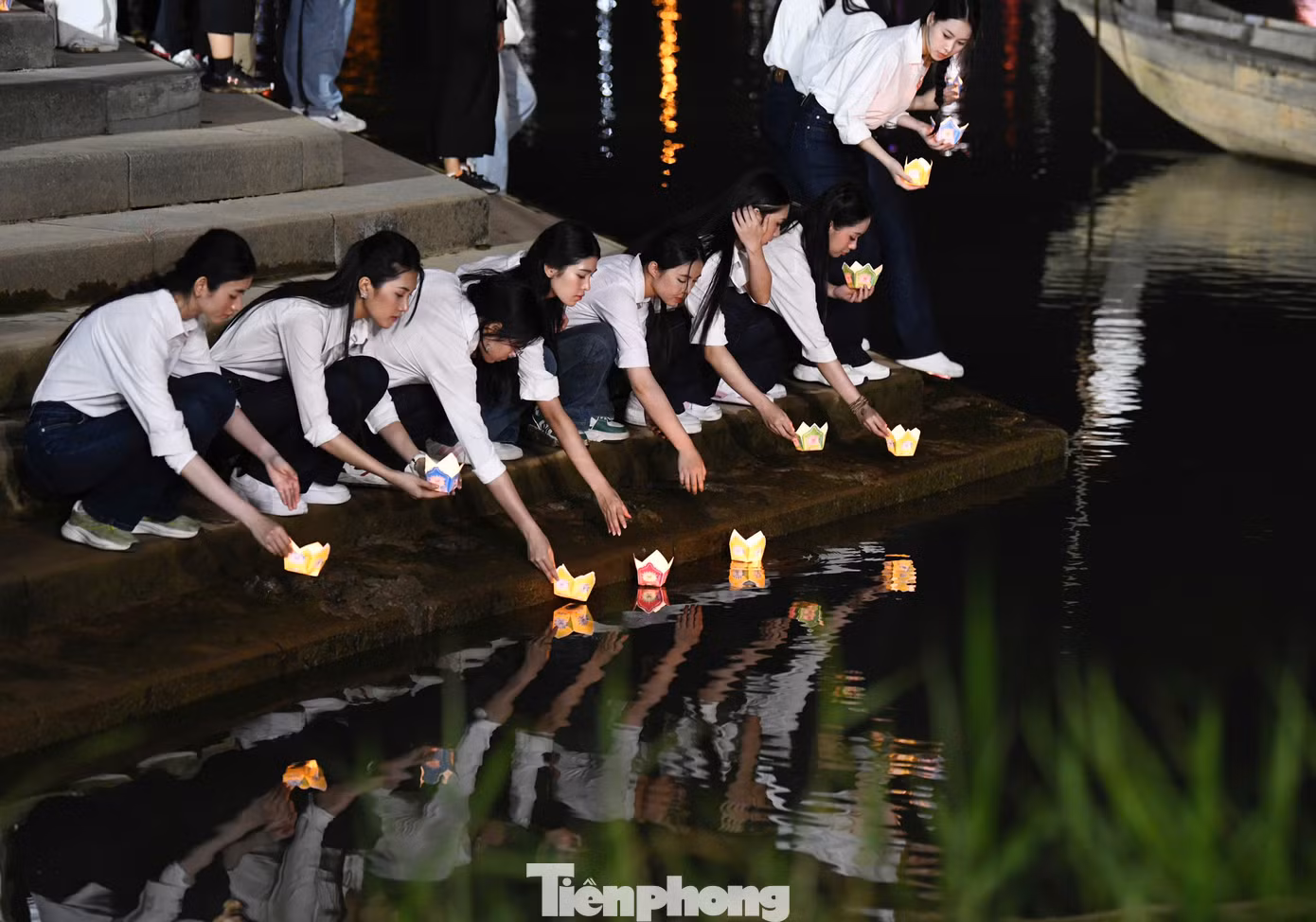 Các thí sinh Hoa hậu Việt Nam 2024 thả hoa đăng bên dòng Thạch Hãn, ghi nhớ công ơn của thế hệ cha ông.