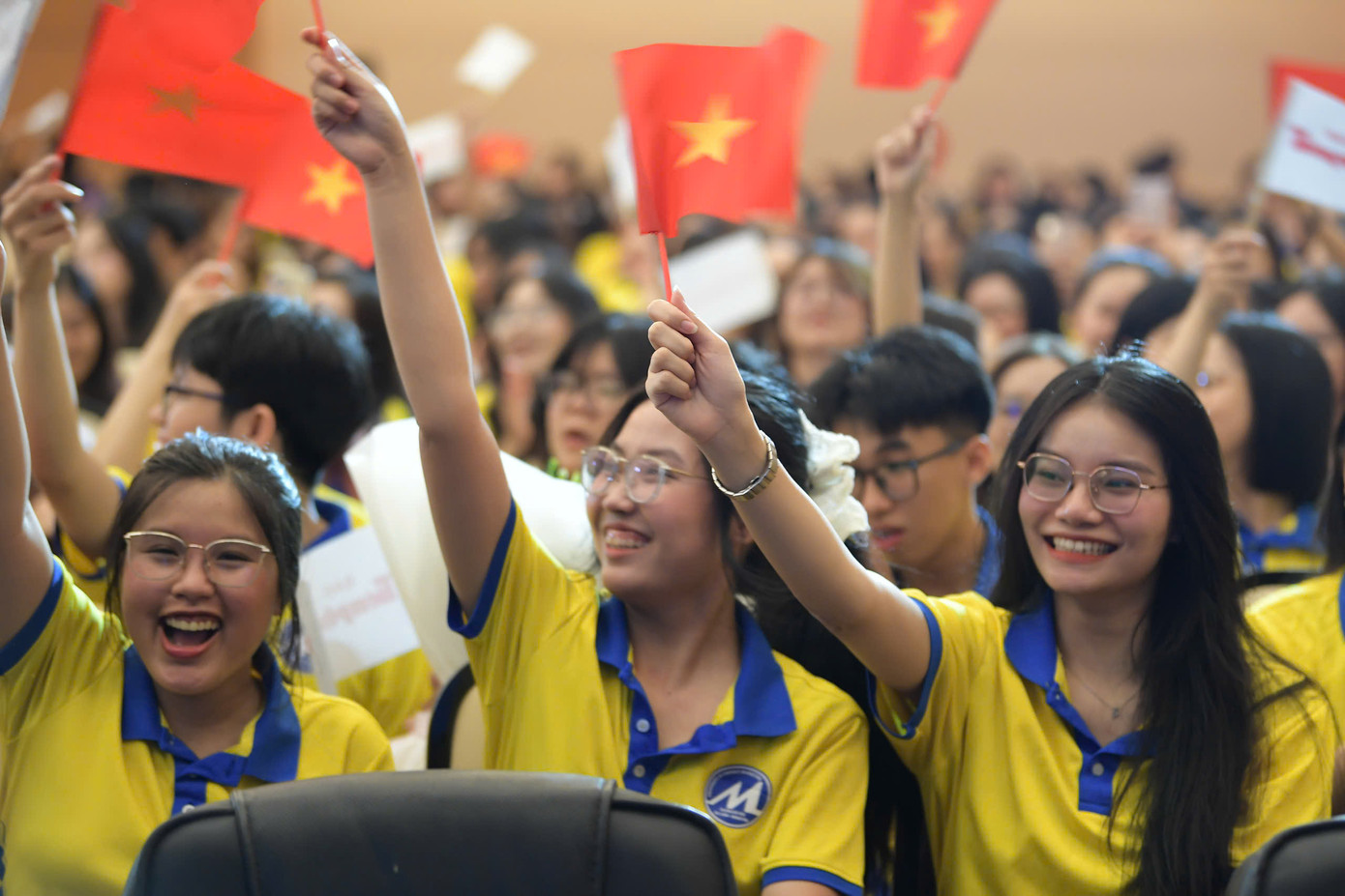 Hội trường sôi động, náo nhiệt, ngập tiếng reo hò khi top 3 Hoa hậu Việt Nam 2024 xuất hiện.