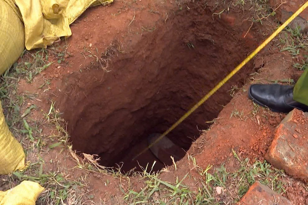 Vị trí mộ vua Lê Túc Tông bị đào bới trái phép. Vị trí mộ vua Lê Túc Tông bị đào bới trái phép.