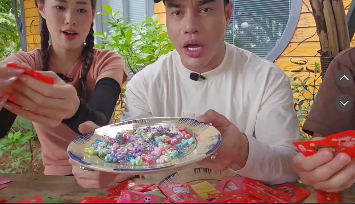 Diễn viên Lê Dương Bảo Lâm, Hoa hậu Khánh Vân bóc cả trăm túi mù cùng lúc.