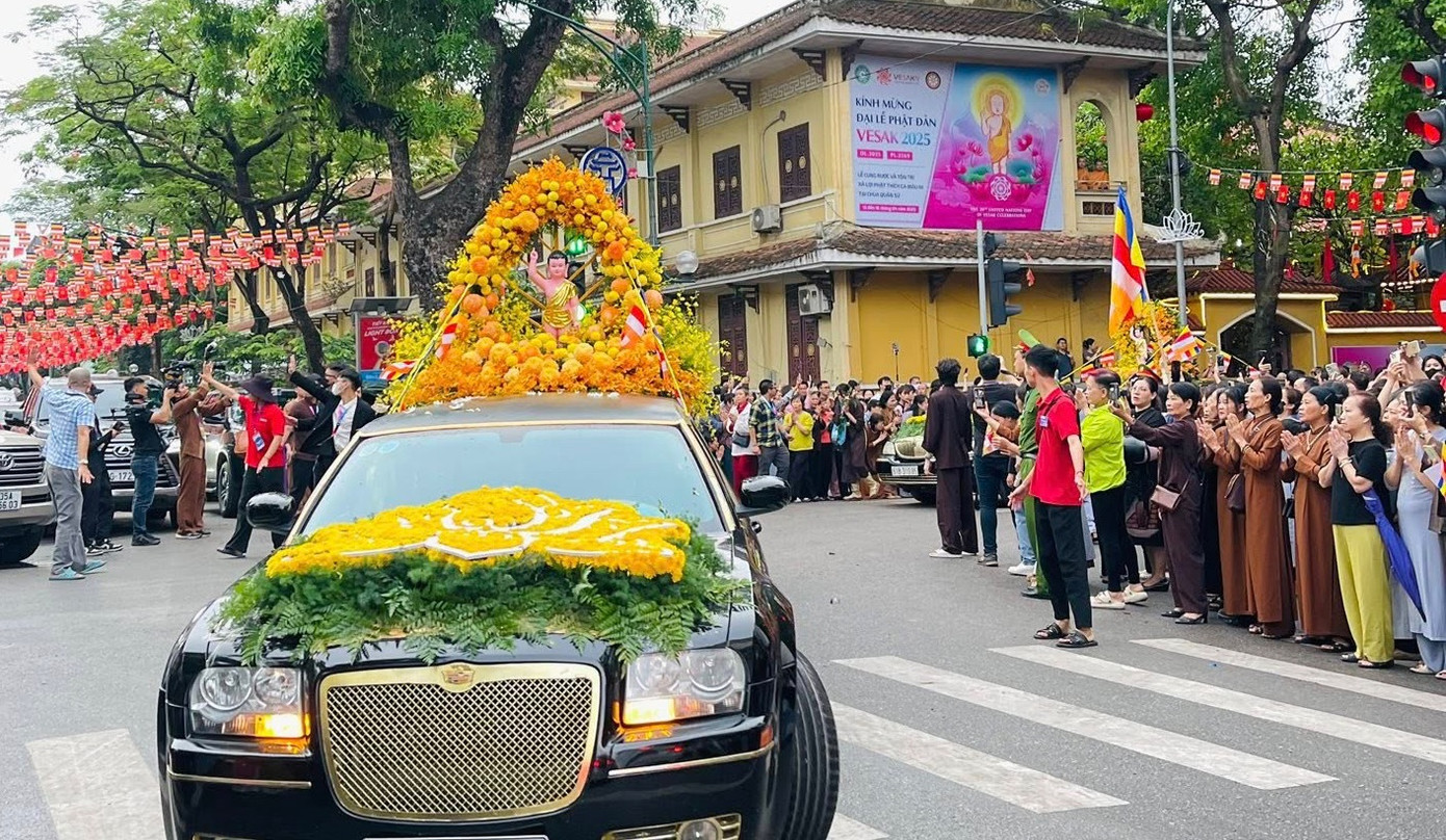Đoàn xe cung rước xá lợi từ chùa Quán Sứ về chùa Tam Chúc (Hà Nam).