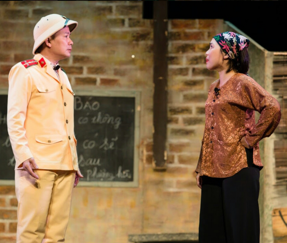 Trên sân khấu, anh nhiều lần đóng vai công an, doanh nhân.