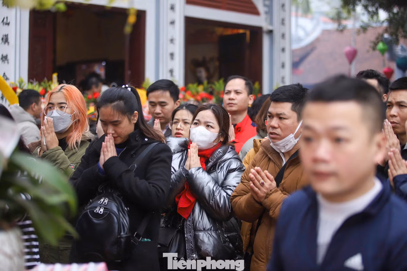 Chị Vũ Minh Hạnh (Nam Từ Liêm, Hà Nội) cho biết chị giữ thói quen lễ chùa vào Rằm tháng Giêng từ nhiều năm nay. Chị quan niệm đến đình, chùa không nhất thiết dâng mâm cao cỗ đầy, chỉ cần thành tâm. Gia đình chị cố gắng đi đủ Thăng Long tứ trấn để cầu năm mới bình an, mạnh khỏe.