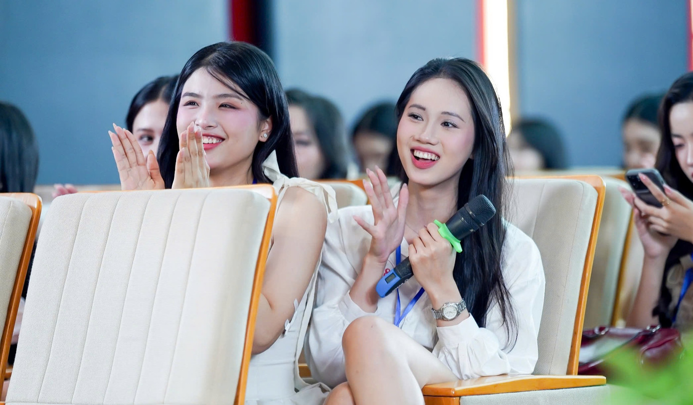 Hai thí sinh hào hứng cổ vũ, làm vơi bớt không khí căng thẳng, hồi hộp trong phòng chờ. Tại vòng Sơ khảo, đại diện ban tổ chức, ban giám khảo đánh giá các thí sinh chất lượng, nhiều tài năng.