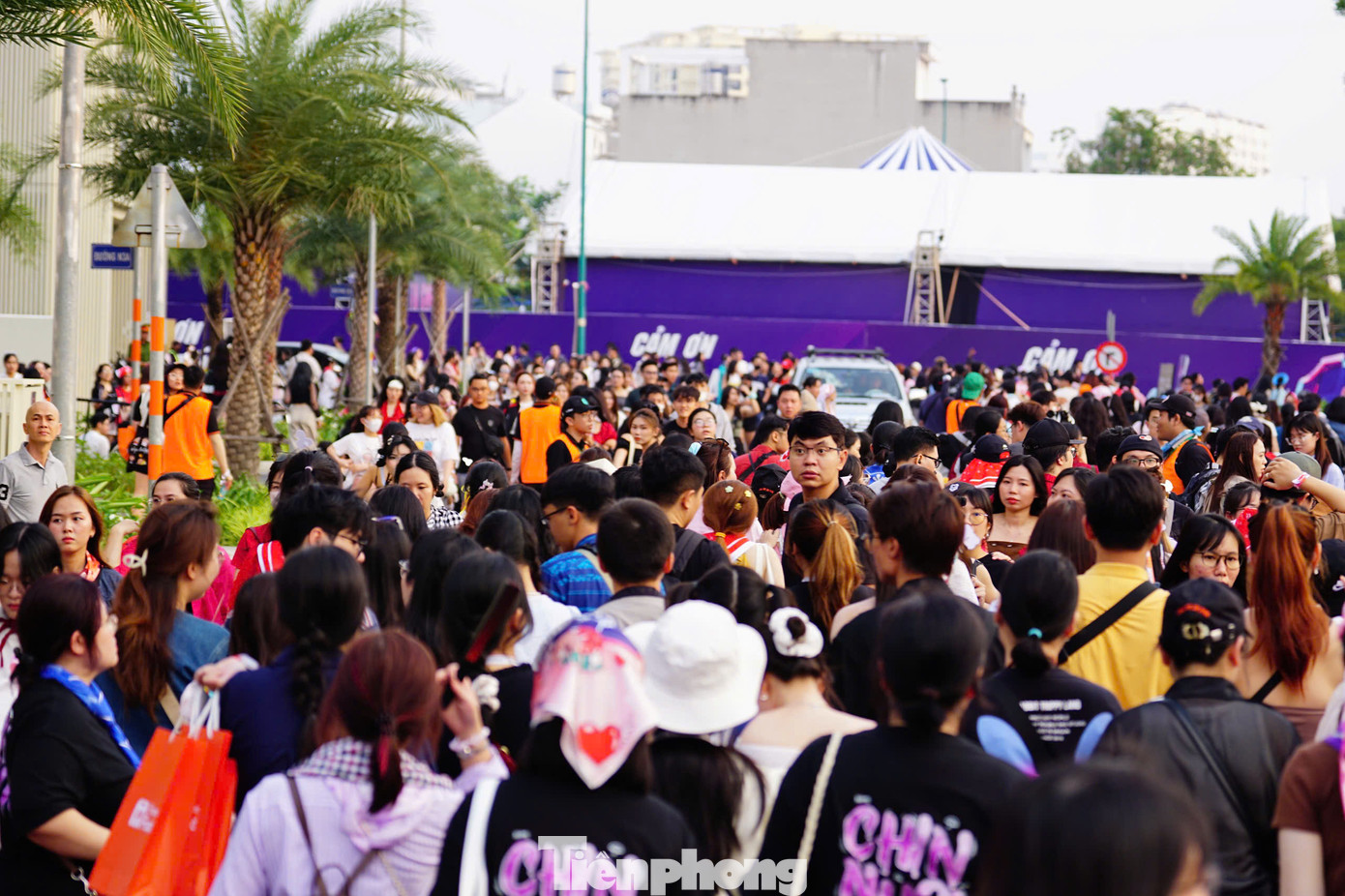 Tối 23/3, concert cuối của Anh trai vượt ngàn chông gai diễn ra. Từ chiều, dòng người đổ về nơi tổ chức concert.