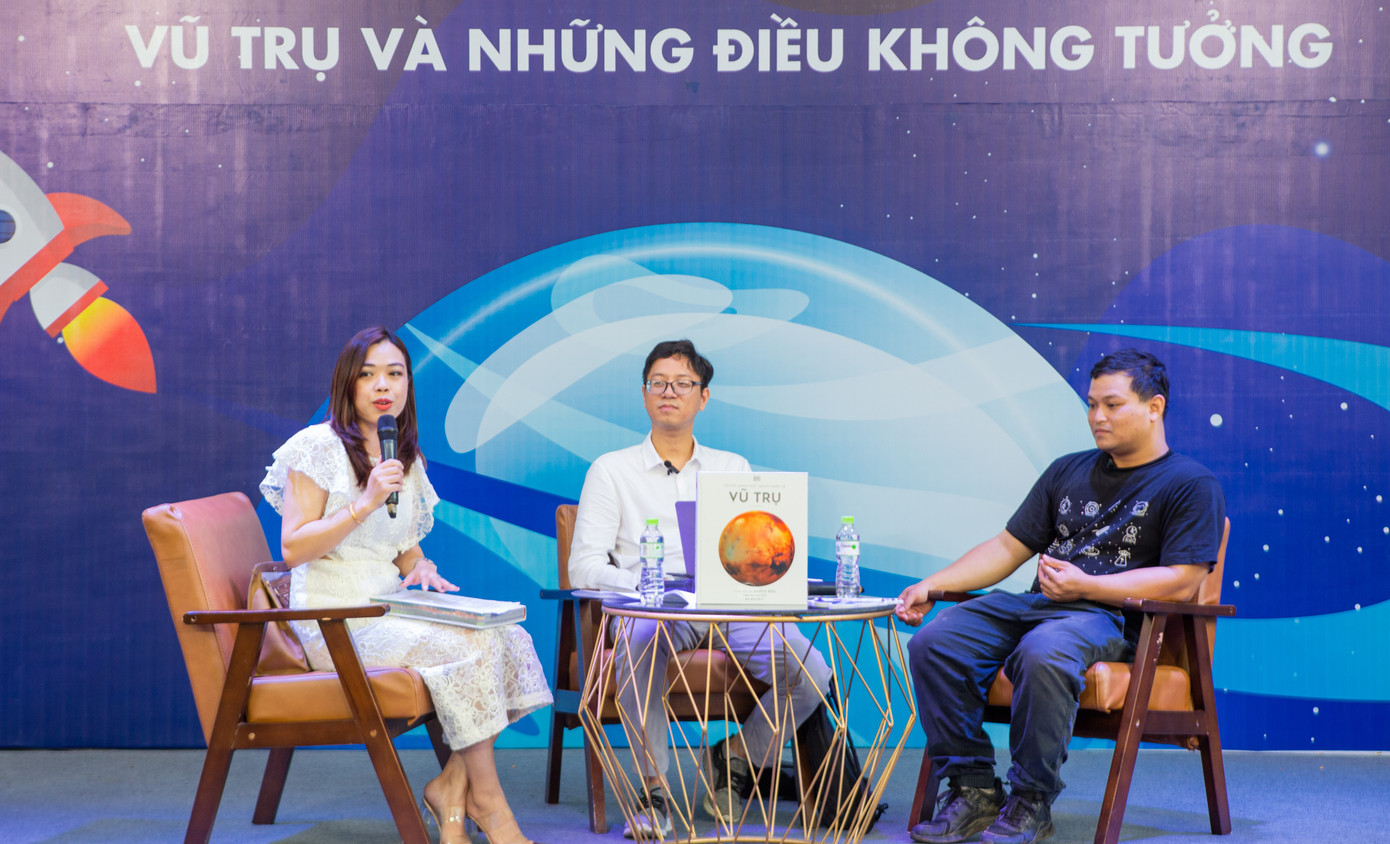 Dịch giả Trần Trung Quân (giữa) và nhà nghiên cứu Phạm Vũ Lộc ngoài cùng bên phải) tại tọa đàm. Dịch giả Trần Trung Quân (giữa) và nhà nghiên cứu Phạm Vũ Lộc ngoài cùng bên phải) tại tọa đàm.