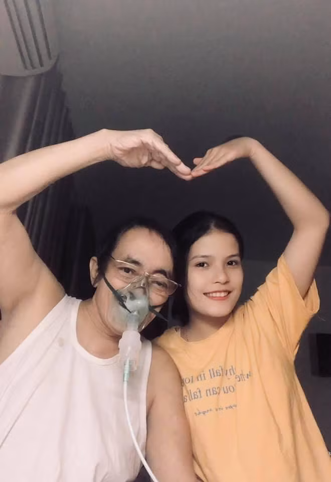 Hai cha con luôn lạc quan, tích cực trong những ngày Giang Còi phải nằm viện điều trị.