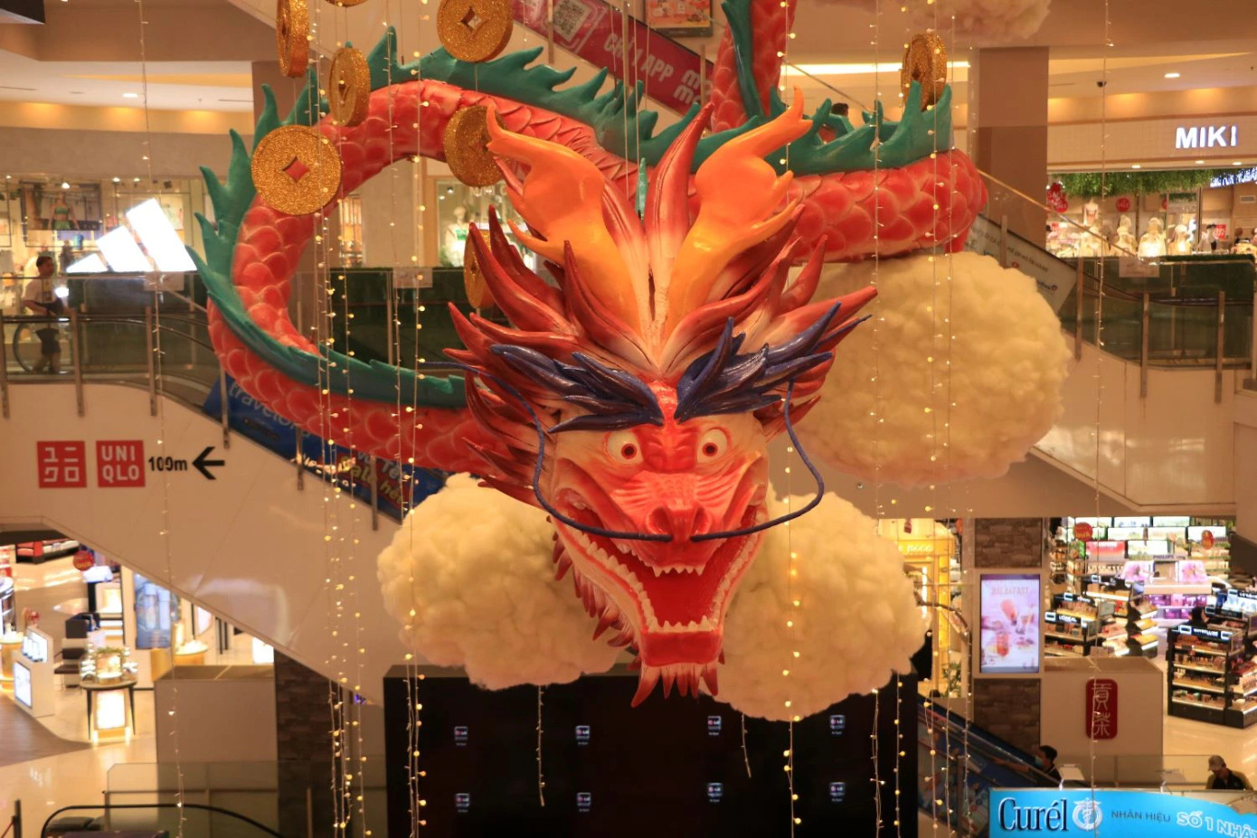 Rồng có biểu cảm lạ tại một trung tâm thương mại thuộc quận Tân Phú, TP.HCM.