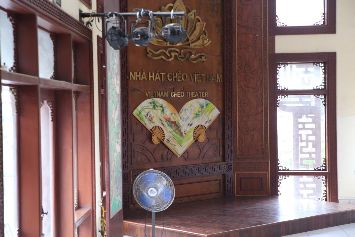 Bên trong Nhà hát Chèo Việt Nam.