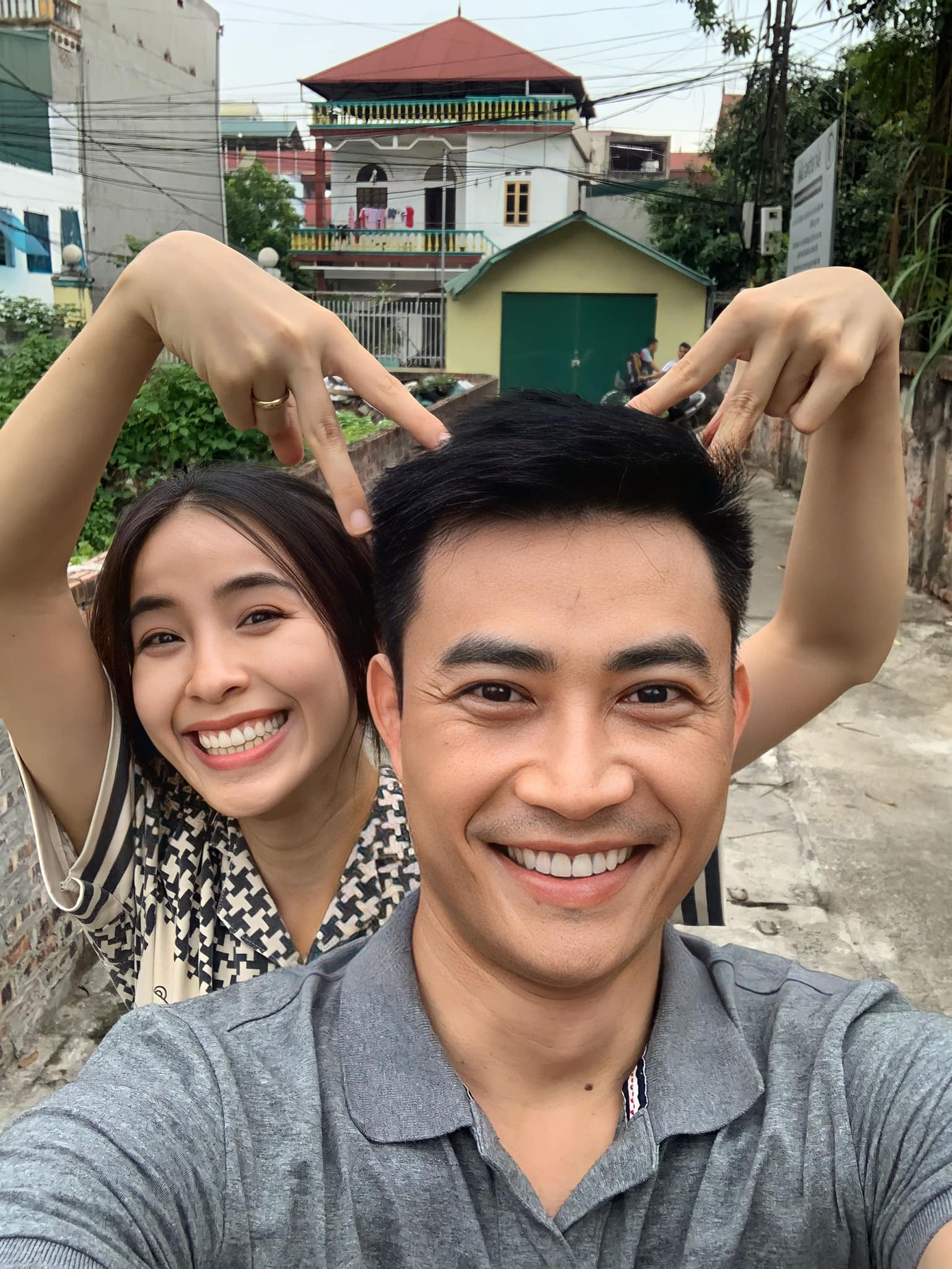 Diễn viên Trần Vân cho biết Làng trong phố đã bước vào những ngày quay cuối. Phim dự kiến đóng máy cuối tháng 8. Diễn viên Trần Vân cho biết Làng trong phố đã bước vào những ngày quay cuối. Phim dự kiến đóng máy cuối tháng 8.