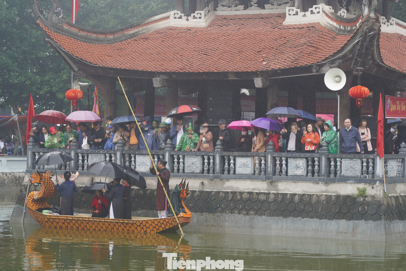 Ban tổ chức hội Lim nghiêm cấm tất cả hình thức hát quan họ ngửa nón nhận tiền. Ảnh: TRỌNG QUÂN.