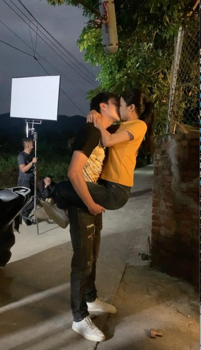 Hình ảnh hậu trường được diễn viên Anh Đào chia sẻ. Hình ảnh hậu trường được diễn viên Anh Đào chia sẻ.