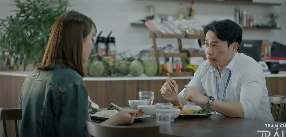 Mẹ của Vũ sắp xuất hiện, sẽ tác động đến tình cảm của anh với Ngân Hà. Mẹ của Vũ sắp xuất hiện, sẽ tác động đến tình cảm của anh với Ngân Hà.