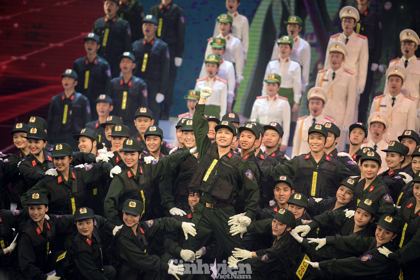 Trong số 300 nghệ sĩ, chiến sĩ biểu diễn trong chương trình, số lượng cán bộ, chiến sĩ, nghệ sĩ thuộc lực lượng Cảnh sát Cơ động chiếm khoảng 130 người, thuộc Đoàn Nghi lễ CAND và Tiểu đoàn Cảnh sát Đặc nhiệm số 1.