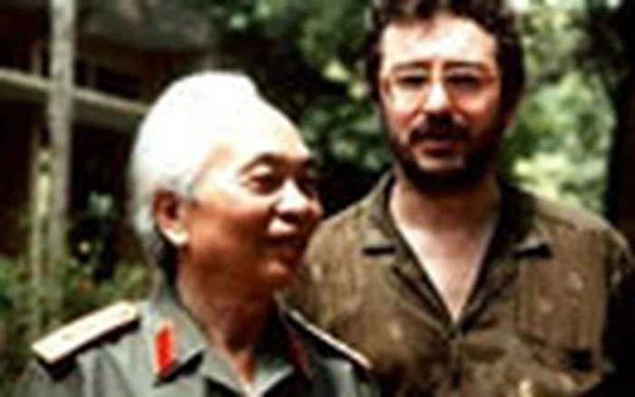 Đạo diễn Daniel Roussel có nhiều cơ hội tiếp xúc với Đại tướng Võ Nguyên Giáp. Đạo diễn Daniel Roussel có nhiều cơ hội tiếp xúc với Đại tướng Võ Nguyên Giáp.