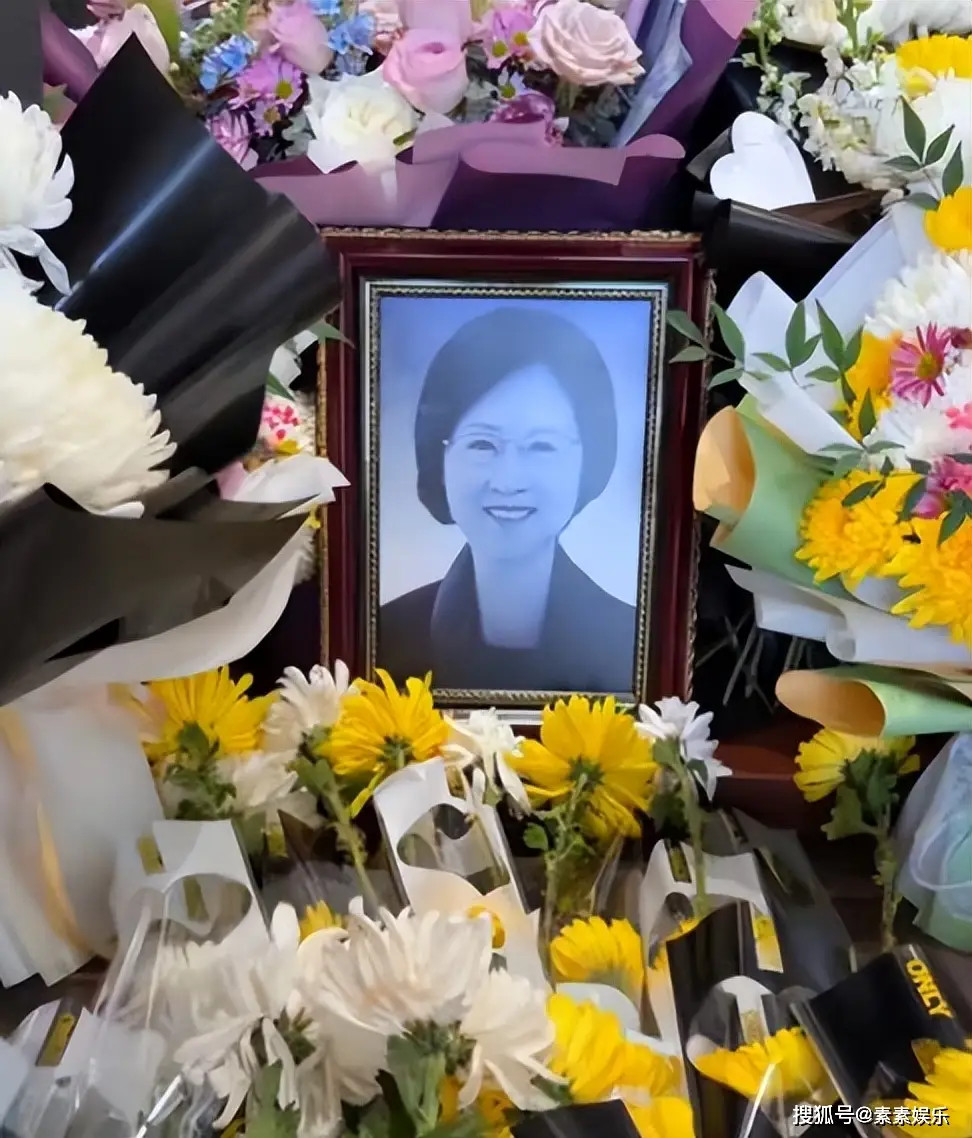 Lễ tưởng niệm nhà văn Quỳnh Dao được người thân tổ chức. Lễ tưởng niệm nhà văn Quỳnh Dao được người thân tổ chức.