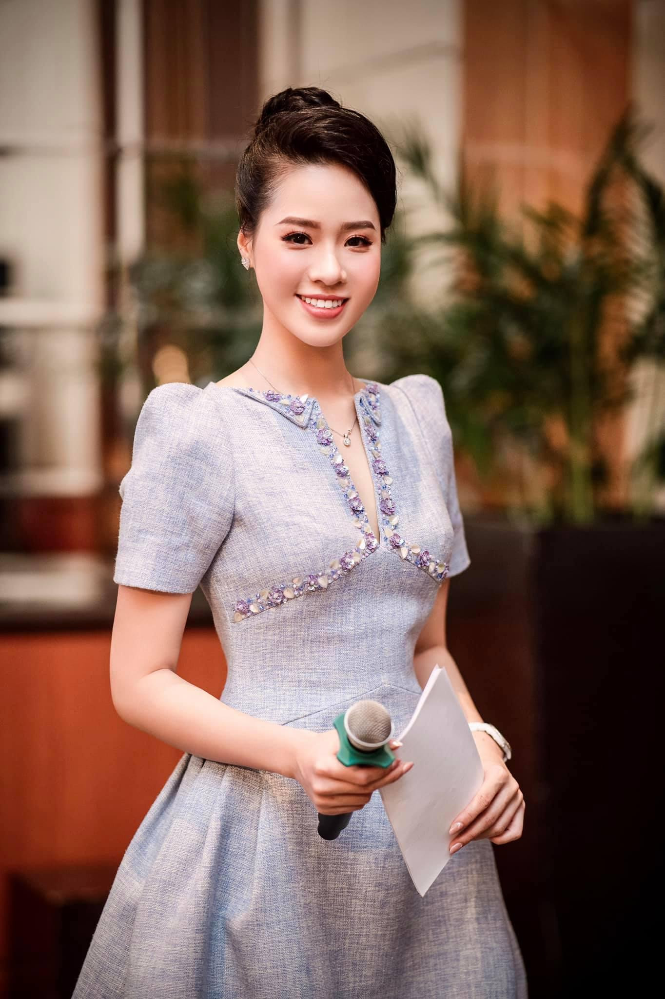 Bên cạnh lối dẫn tự tin, lôi cuốn, Nguyễn Hoàng Bảo Châu còn "ghi điểm" bởi sự chỉn chu, nhã nhặn mỗi lần lên sóng. Bên cạnh lối dẫn tự tin, lôi cuốn, Nguyễn Hoàng Bảo Châu còn "ghi điểm" bởi sự chỉn chu, nhã nhặn mỗi lần lên sóng.