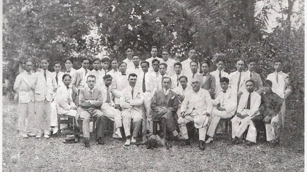 Thầy giáo và sinh viên Cao đẳng Mỹ thuật Đông Dương thập niên 30 của thế kỷ 20. Ảnh: Gia đình KTS Nguyễn Ngọc Ngoạn. Thầy giáo và sinh viên Cao đẳng Mỹ thuật Đông Dương thập niên 30 của thế kỷ 20. Ảnh: Gia đình KTS Nguyễn Ngọc Ngoạn.