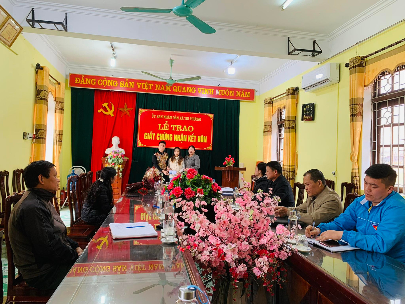 Lễ trao giấy chứng nhận kết hôn tại xã Tri Phương, huyện Tràng Định, tỉnh Lạng Sơn. Lễ trao giấy chứng nhận kết hôn tại xã Tri Phương, huyện Tràng Định, tỉnh Lạng Sơn.