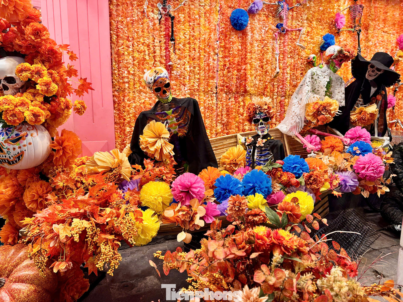 Người phương Tây cũng quan niệm việc trang trí đèn bí ngô trước cửa nhà giúp ma quỷ tìm thấy đường đi, không làm phiền đến chủ nhà. Màu vàng của bí ngô cũng tượng trưng cho sự thành công và giàu có.