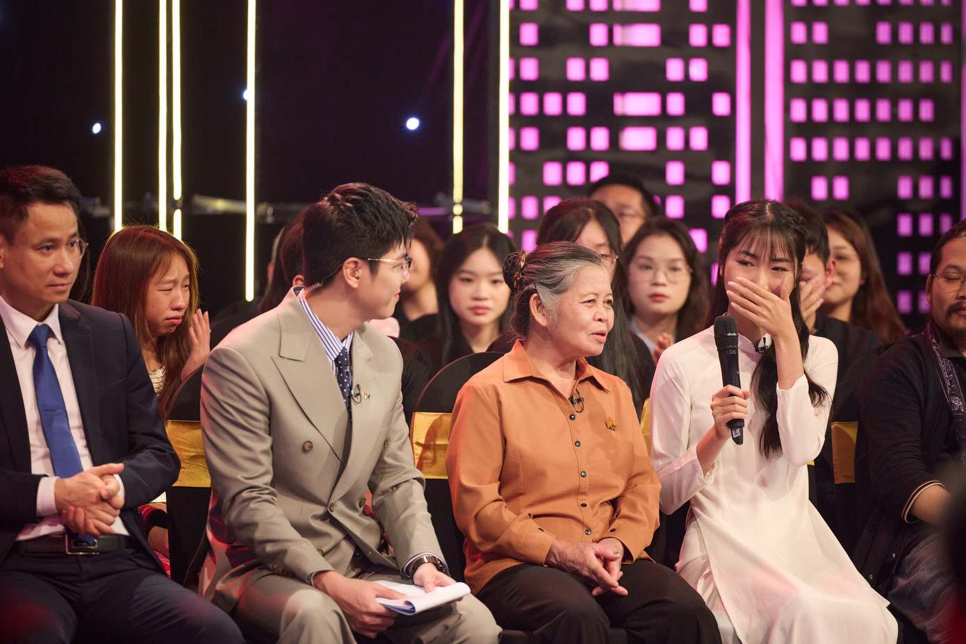 Bà Đặng Thị Bình hơn 20 năm nuôi cô bé bị mẹ bỏ rơi. Bà Đặng Thị Bình hơn 20 năm nuôi cô bé bị mẹ bỏ rơi.