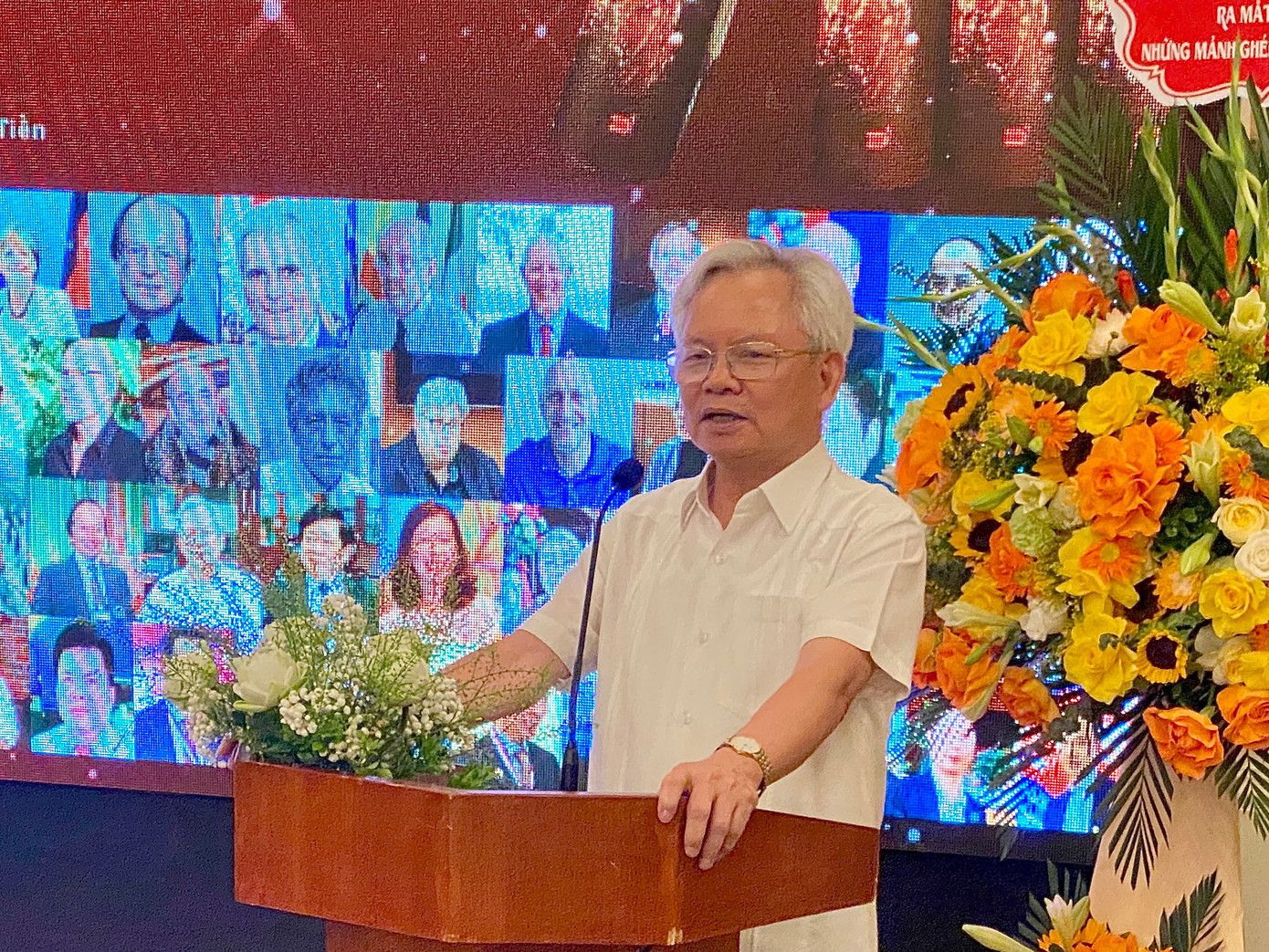 GS.TS Tạ Ngọc Tấn chia sẻ về cuốn sách của học trò. GS.TS Tạ Ngọc Tấn chia sẻ về cuốn sách của học trò.