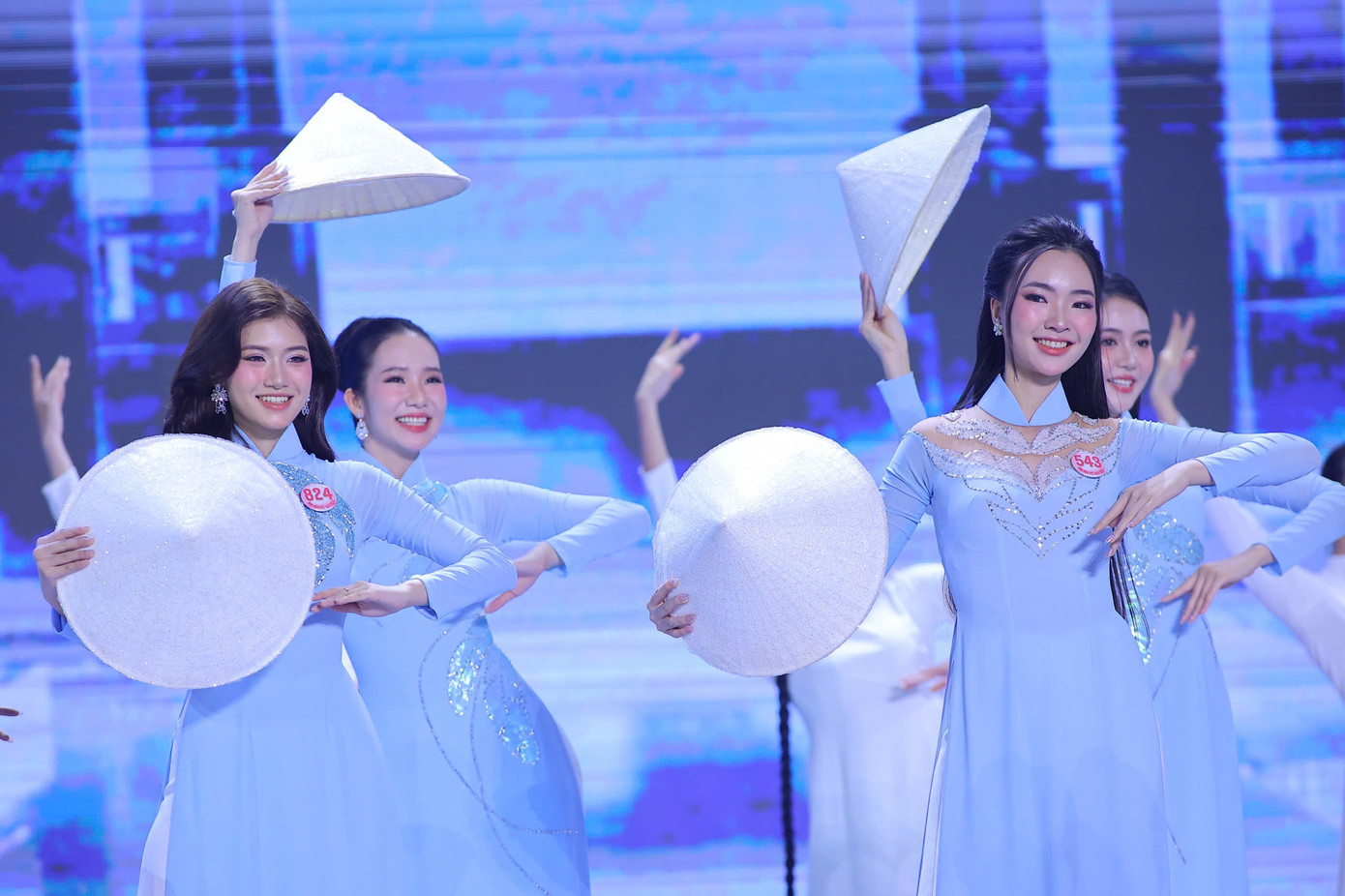 Thí sinh khoe sắc vóc trong trang phục áo dài.