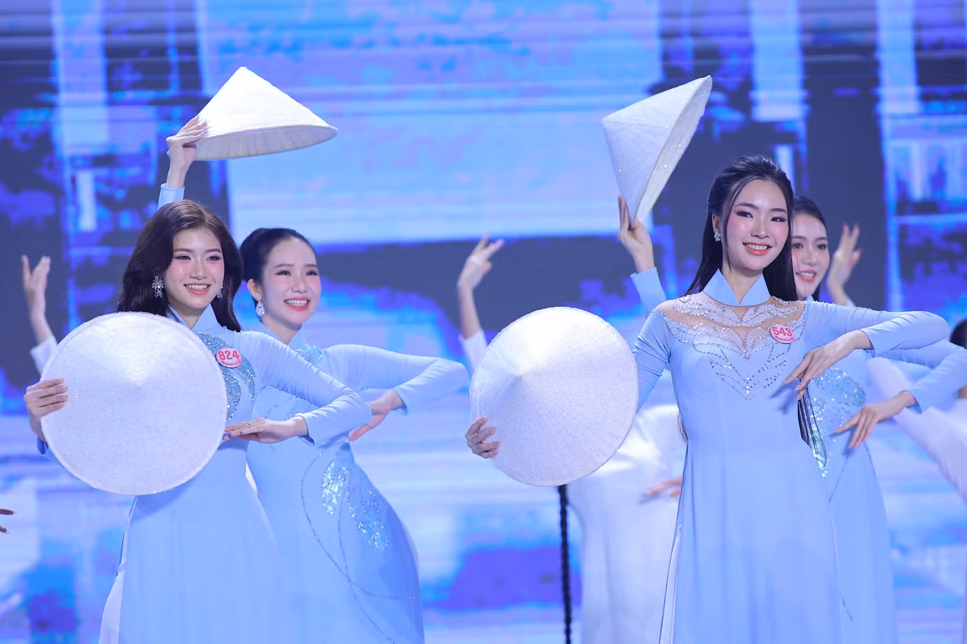 Thí sinh khoe sắc vóc trong trang phục áo dài.