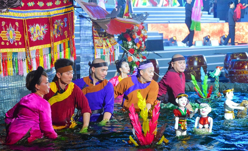 Do đặc thù lao động thường xuyên dưới nước, nghệ sĩ múa rối phải có bí quyết để giữ nhiệt. Do đặc thù lao động thường xuyên dưới nước, nghệ sĩ múa rối phải có bí quyết để giữ nhiệt.