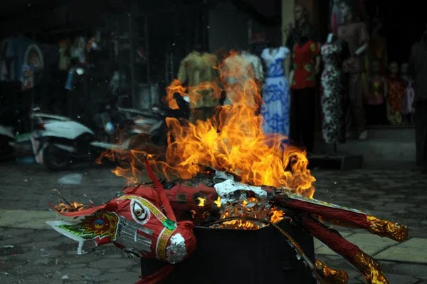 Hoạt động đốt vàng mã quá nhiều cũng là việc làm không đúng với giáo lý nhà Phật.