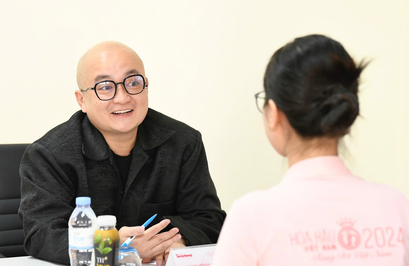 Nhà thiết kế Cao Minh Tiến trao đổi với thí sinh thuộc nhóm đầu tiên vào phòng chấm.