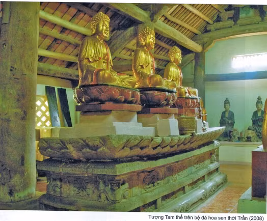 Bàn thờ Phật bằng đá hoa sen tại chùa Phổ Quang.