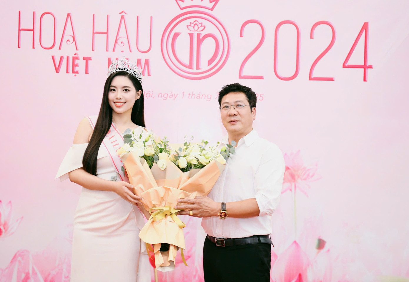 NSND Đỗ Quốc Hưng - Giám đốc Học viện Âm nhạc quốc gia Việt Nam - tặng hoa cho Á hậu Trần Ngọc Châu Anh.