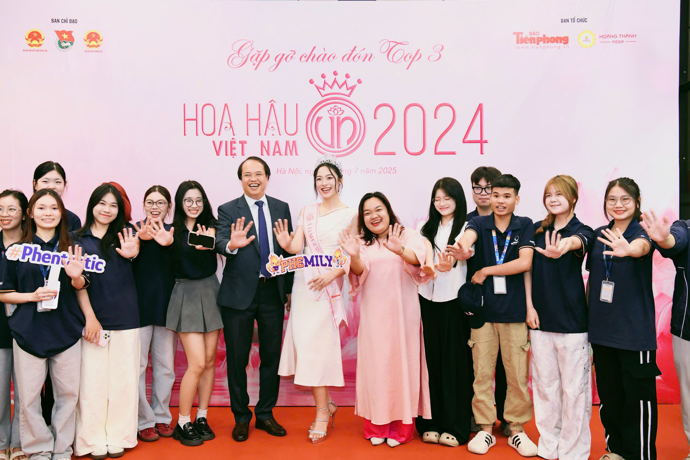 Thành viên ban giám hiệu, Bí thư Đoàn trường cùng các sinh viên của Đại học Phenikaa - nơi Á hậu Nguyễn Thị Vân Nhi theo học - check-in thảm đỏ sự kiện. Các sinh viên bày tỏ ngưỡng mộ, khâm phục hành trình tỏa sáng của Á hậu Vân Nhi cũng như những người đẹp ở Hoa hậu Việt Nam 2024.