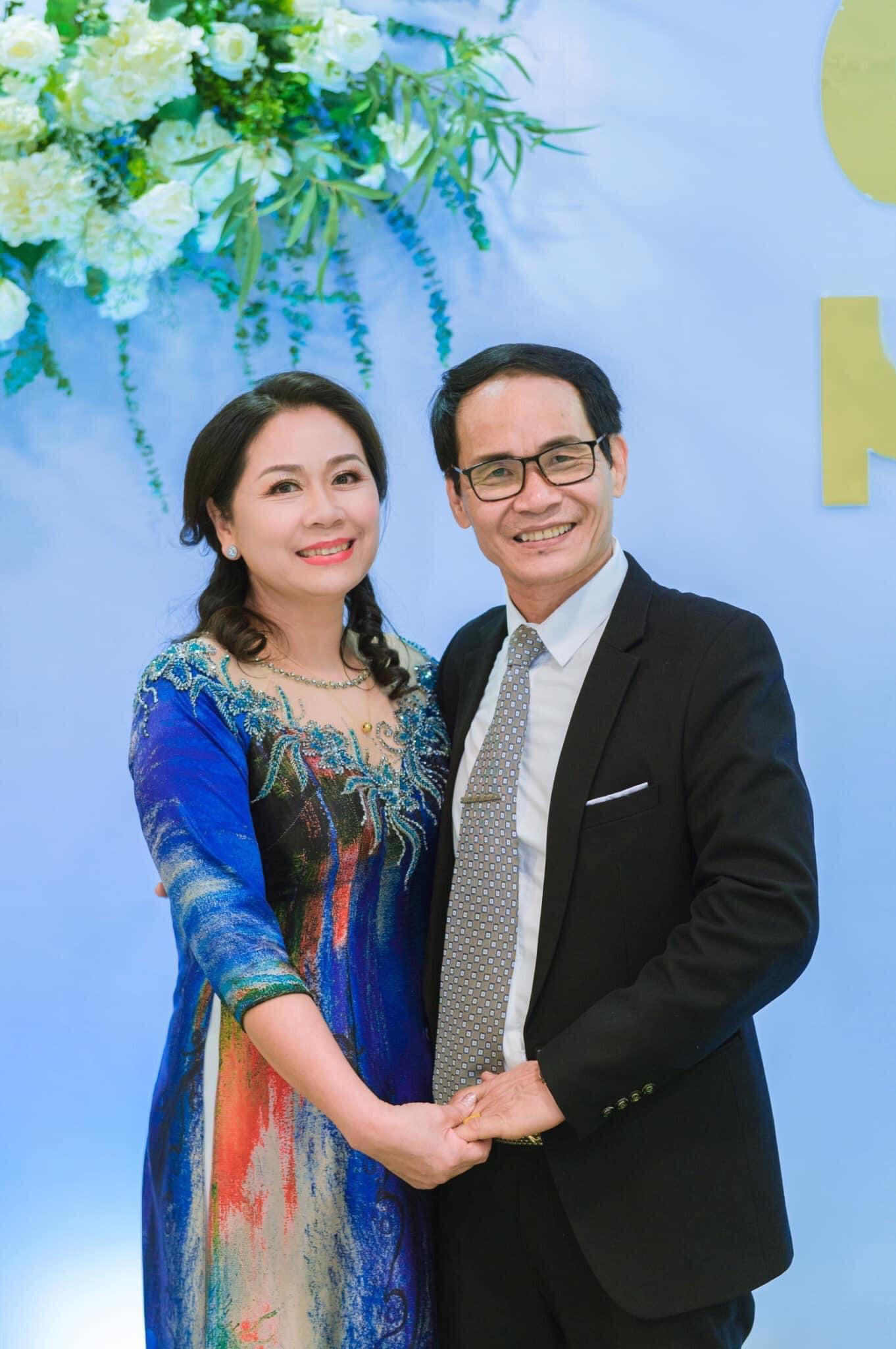 Nam nghệ sĩ cùng bà xã - diễn viên Thanh Thủy. Nam nghệ sĩ cùng bà xã - diễn viên Thanh Thủy.