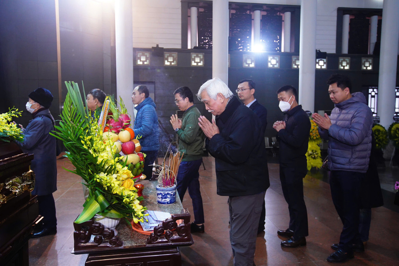 Nhà sử học Dương Trung Quốc cùng các cán bộ nhân viên Báo Tiền Phong nói lời tiễn biệt với nhà báo Dương Xuân Nam. Ông Dương Trung Quốc khẳng định nhà báo Dương Xuân Nam để lại nhiều dấu ấn. "Những tác phẩm của anh ở lĩnh vực thi ca, báo chí hay các cuộc thi sắc đẹp, các hoạt động xã hội mà anh và Báo Tiền Phong thực hiện luôn là nguồn cảm hứng cho nhiều người", nhà sử học Dương Trung Quốc bày tỏ.