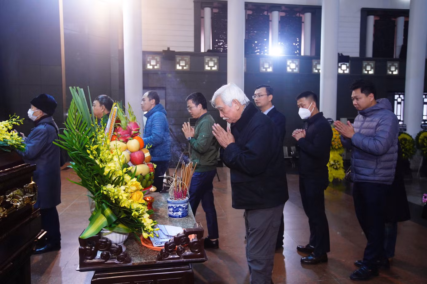 Nhà sử học Dương Trung Quốc cùng các cán bộ nhân viên Báo Tiền Phong nói lời tiễn biệt với nhà báo Dương Xuân Nam. Ông Dương Trung Quốc khẳng định nhà báo Dương Xuân Nam để lại nhiều dấu ấn. "Những tác phẩm của anh ở lĩnh vực thi ca, báo chí hay các cuộc thi sắc đẹp, các hoạt động xã hội mà anh và Báo Tiền Phong thực hiện luôn là nguồn cảm hứng cho nhiều người", nhà sử học Dương Trung Quốc bày tỏ.