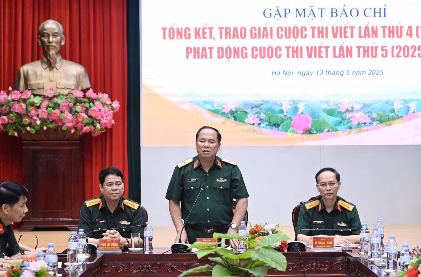 Thiếu tướng Đoàn Xuân Bộ - Trưởng ban tổ chức cuộc thi - phát biểu tại buổi công bố lễ trao giải.