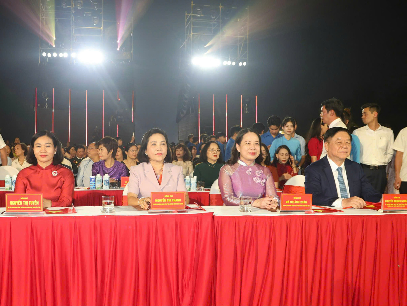 Các lãnh đạo, nguyên lãnh đạo Đảng, Nhà nước tham dự chương trình.