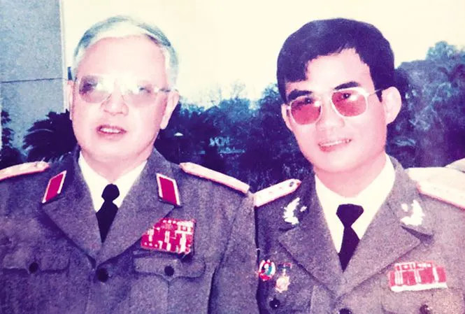 Nhà văn Lê Hải Triều (phải) cùng Thượng tướng Đặng Vũ Hiệp. Nhà văn Lê Hải Triều (phải) cùng Thượng tướng Đặng Vũ Hiệp.