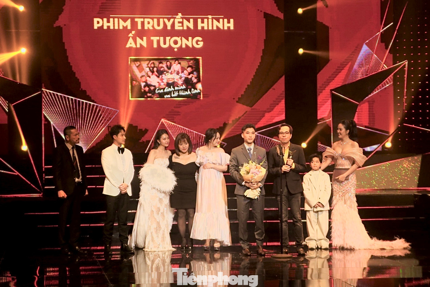 Gia đình mình vui bất thình lình vượt qua Cuộc đời vẫn đẹp sao và Đừng làm mẹ cáu. Gia đình mình vui bất thình lình vượt qua Cuộc đời vẫn đẹp sao và Đừng làm mẹ cáu.