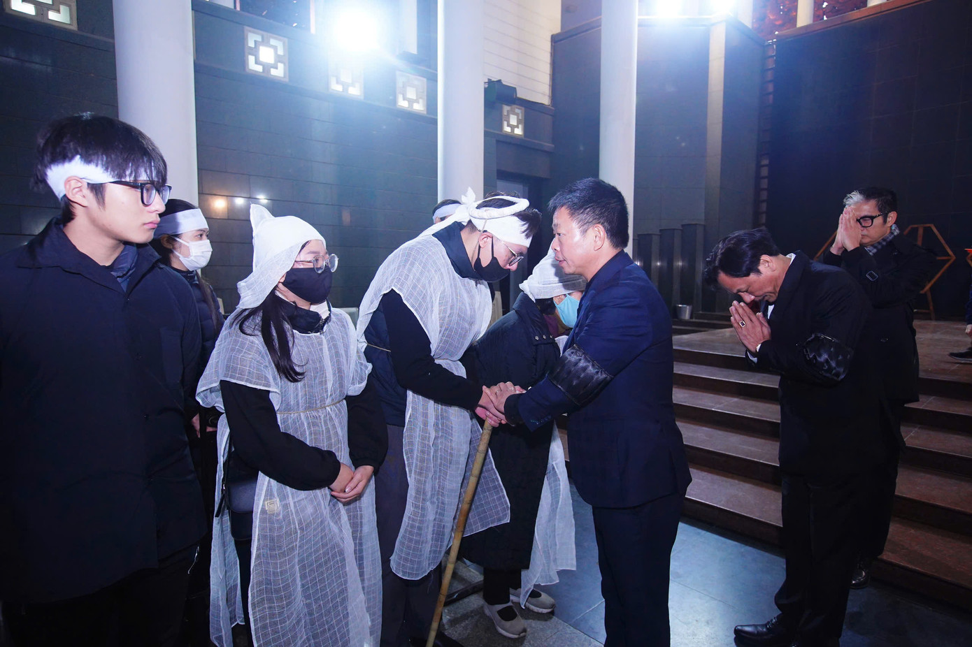 Tổng Biên tập Báo Tiền Phong Phùng Công Sưởng và nhà báo Lê Minh Toản - Phó Tổng Biên tập - chia buồn cùng gia quyến.