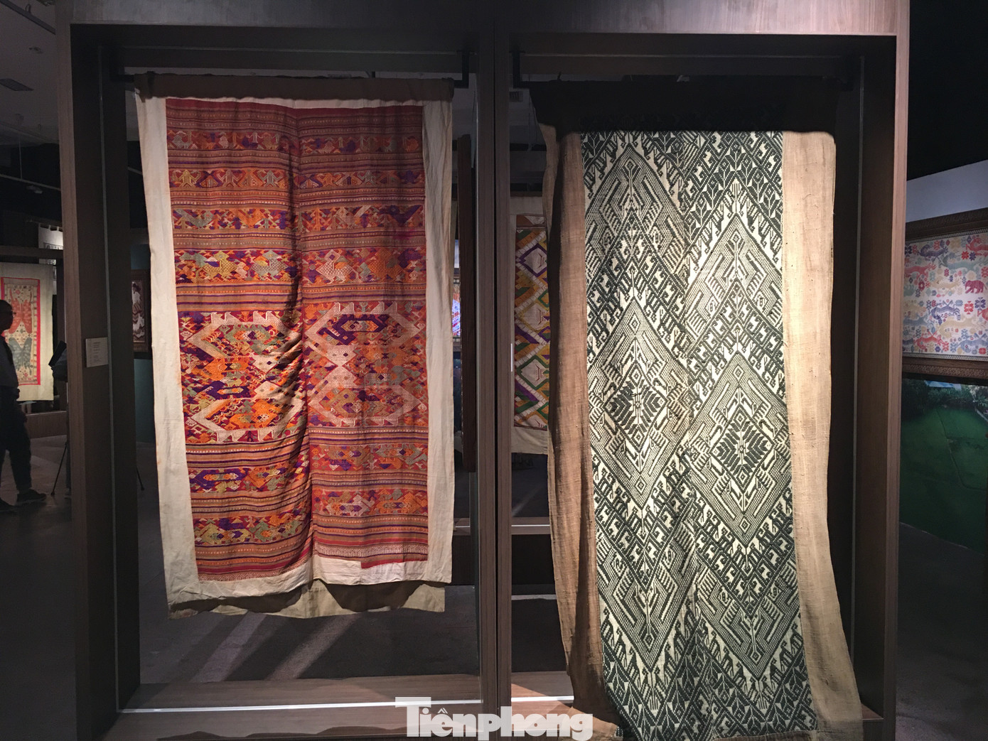 Các hoa văn trang trí thường xếp theo chiều ngang, tạo thành dải đối xứng hoặc xen kẽ với phong cách tả thực, thể hiện bốn chủ đề chính động vật, thực vật, đồ vật và các hiện tượng tự nhiên. Trong số các loài động vật, phổ biến nhất là hình hươu, nai, voi, ngựa, chim công.