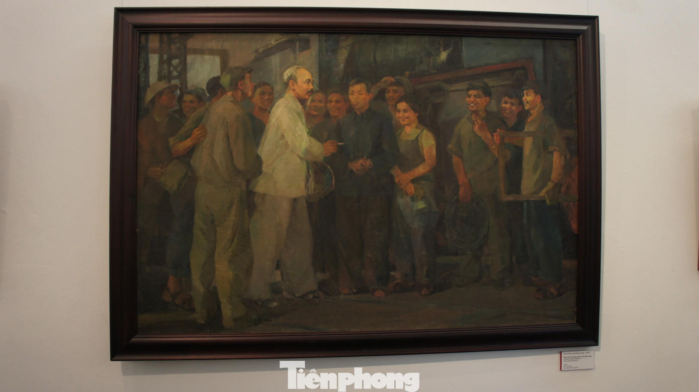 Tác phẩm sơn dầu Bác Hồ với công nhân xe lửa Gia Lâm (sáng tác năm 1979) của họa sĩ Phạm Văn Lung. Họa sĩ Phạm Văn Lung sinh năm 1937 tại Nam Định. Năm 1970, ông tốt nghiệp Đại học Mỹ thuật và trở thành họa sĩ chuyên vẽ tranh cổ động tuyên truyền. Họa sĩ Phạm Văn Lung đã vẽ hàng chục tranh về Bác Hồ, tái hiện khoảnh khắc Người tham gia dạy bình dân học vụ, về thăm quê, thăm bà con nông dân…