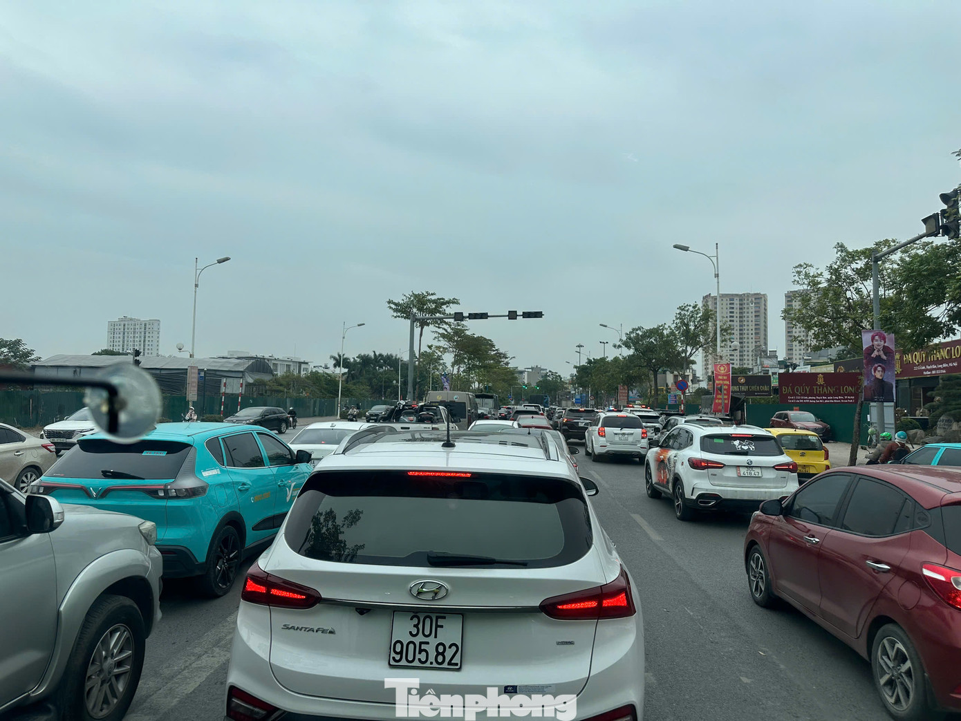 Đường Cổ Linh (Long Biên) ùn tắc dài.