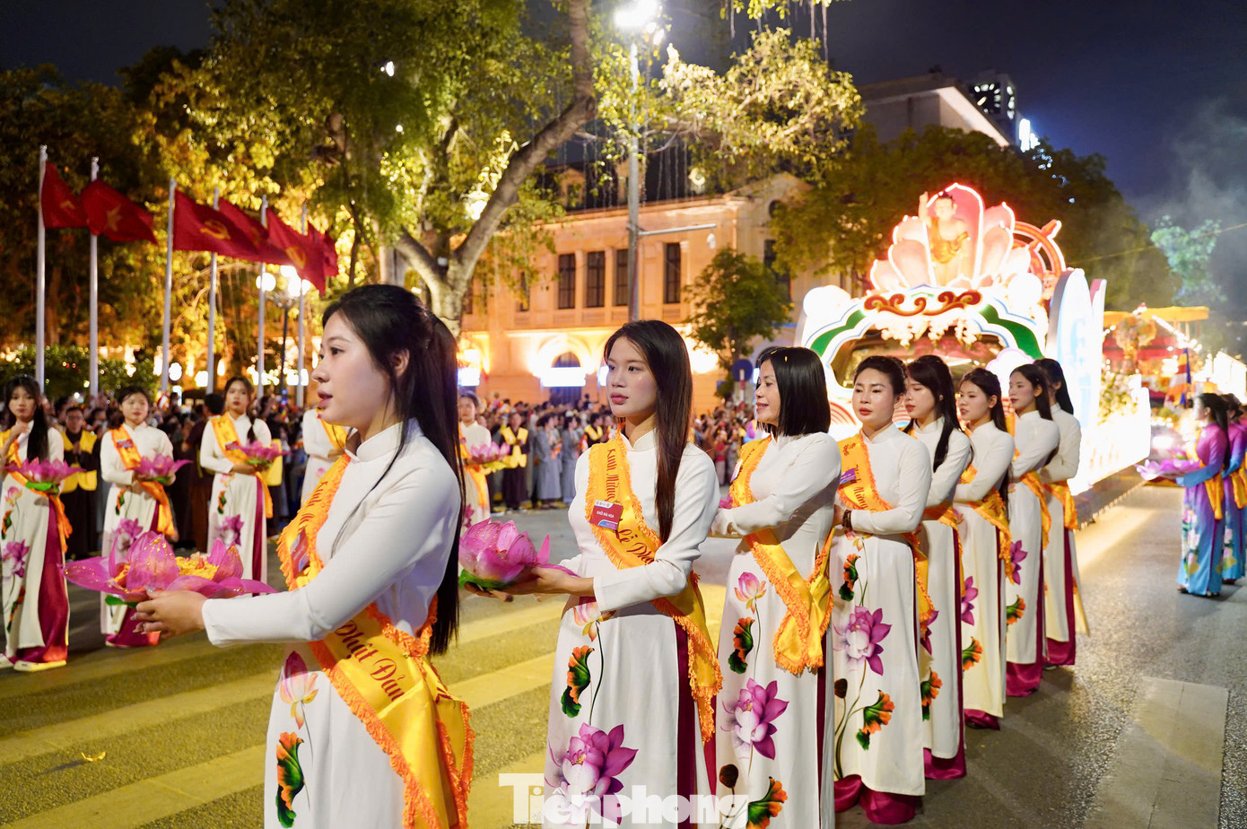 Trên các tuyến phố trung tâm, không khí rộn ràng nhưng vẫn giữ sự trang nghiêm. Các băng rôn, cờ Phật giáo, đèn hoa sen được trang trí khắp nơi.