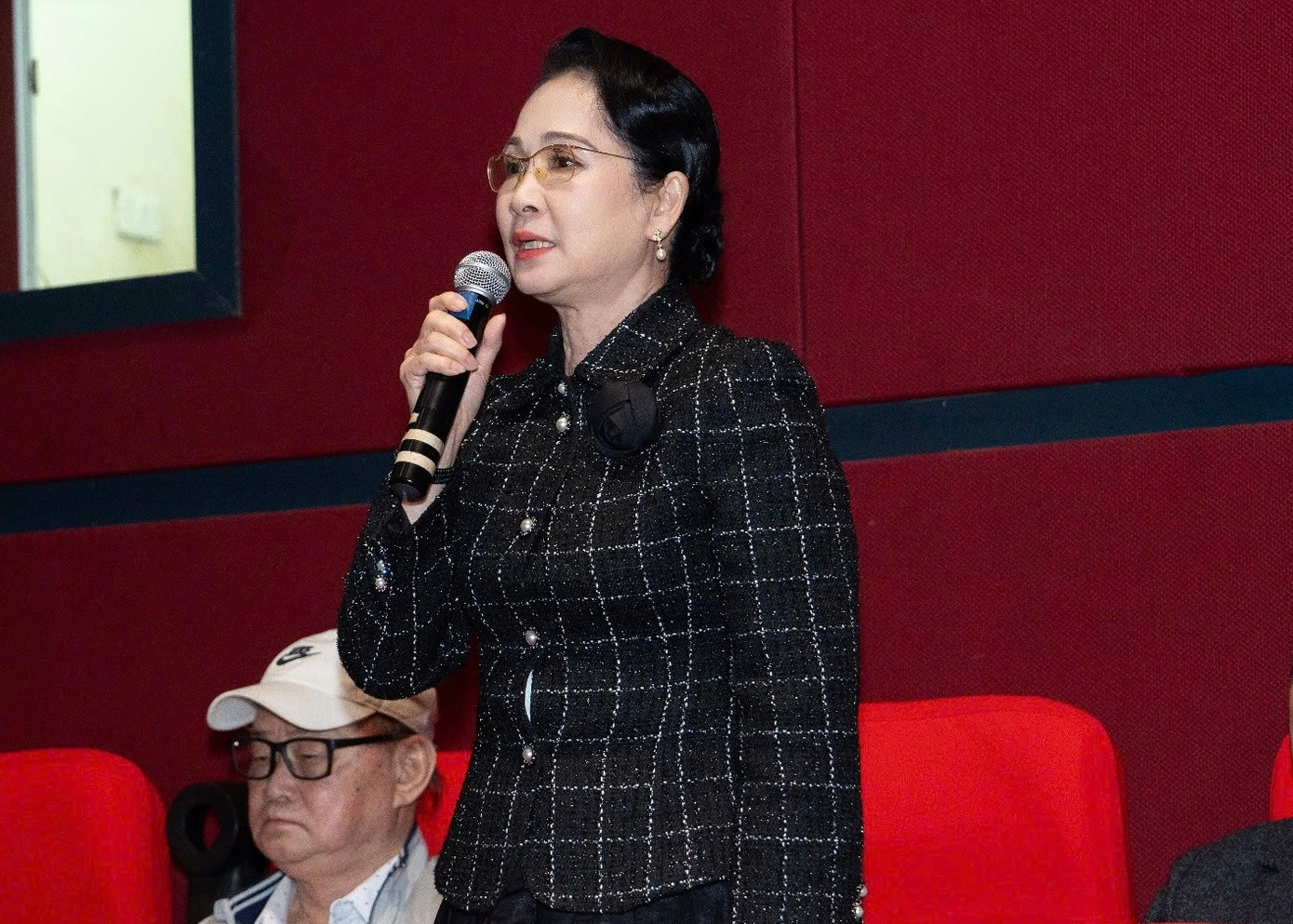 Dàn nghệ sĩ gạo cội như NSND Như Quỳnh, NSND Lê Khanh, vợ chồng NSND Lan Hương - NSƯT Đỗ Kỷ chúc mừng đạo diễn Bùi Thạc Chuyên và ê-kíp Địa đạo: Mặt trời trong bóng tối. Các nghệ sĩ hy vọng giới trẻ xem bộ phim để hiểu giá trị của hòa bình. "Lâu rồi tôi mới nhìn thấy diễn viên sống trong nhân vật thế này, đặc biệt là các diễn viên trẻ - những người chưa bao giờ trải qua sự khốc liệt của chiến tranh", NSND Lan Hương nói. Dàn nghệ sĩ gạo cội như NSND Như Quỳnh, NSND Lê Khanh, vợ chồng NSND Lan Hương - NSƯT Đỗ Kỷ chúc mừng đạo diễn Bùi Thạc Chuyên và ê-kíp Địa đạo: Mặt trời trong bóng tối. Các nghệ sĩ hy vọng giới trẻ xem bộ phim để hiểu giá trị của hòa bình. "Lâu rồi tôi mới nhìn thấy diễn viên sống trong nhân vật thế này, đặc biệt là các diễn viên trẻ - những người chưa bao giờ trải qua sự khốc liệt của chiến tranh", NSND Lan Hương nói.